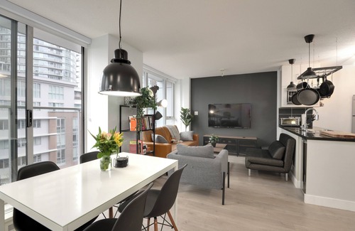 Crosstown Condominio | Downtown Modern-Industrial Condo 2bd/2bth + Parking