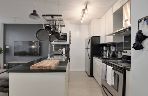Crosstown Condominio | Downtown Modern-Industrial Condo 2bd/2bth + Parking