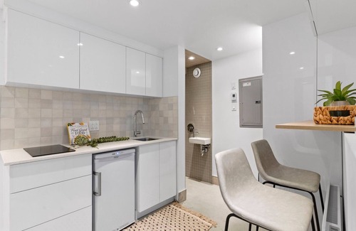 Shaughnessy Village Casa | Downtown MTL's Exclusive 1-BR Tiny House Retreats: 30-Day Urban Escapes!