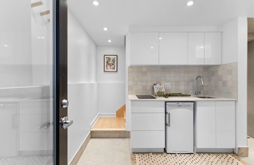 Shaughnessy Village Casa | Downtown MTL's Exclusive 1-BR Tiny House Retreats: 30-Day Urban Escapes!