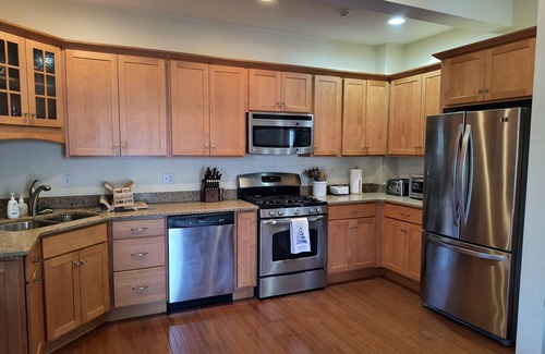 Off Broadway Condominio | Downtown Newport Gem / Walkable location