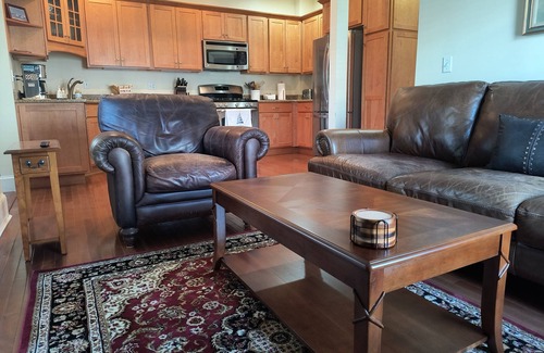 Off Broadway Condominio | Downtown Newport Gem / Walkable location