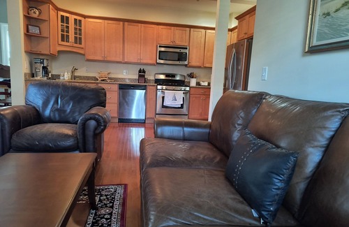 Off Broadway Condominio | Downtown Newport Gem / Walkable location