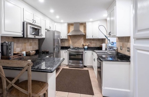 Historic Hill Casa | Downtown Newport- Newly Remodeled Historic House