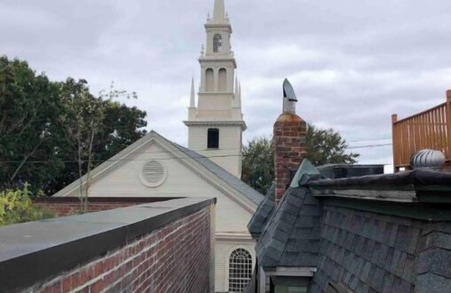 Historic Hill Casa | Downtown Newport- Newly Remodeled Historic House