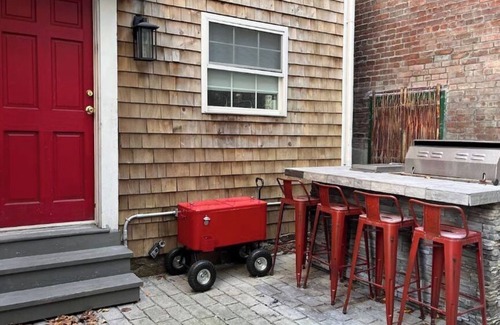 Historic Hill Casa | Downtown Newport- Newly Remodeled Historic House