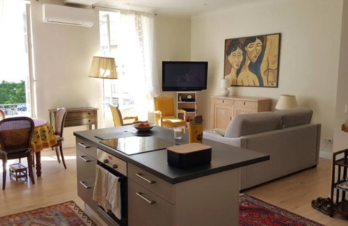 Lepante Quarter Apartamento | Hermoso apartamento reformado, en el centro, tranquilo, aire acondicionado, soleado, tranvía.