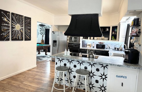 Twin Falls Casa | Downtown oasis.. Abundance of Entertainment & Amenities Hot Tub King Bed