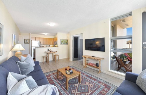 Downtown Victoria Condominio | Mountain & Ocean Views Bright Comfy Condo Perfect Downtown Location