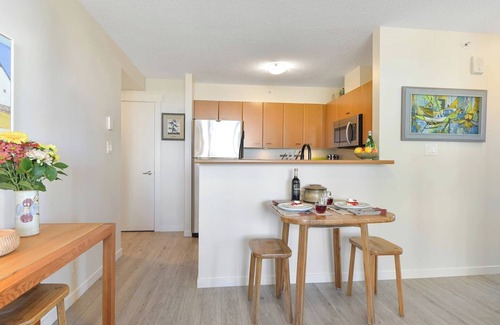 Downtown Victoria Condominio | Mountain & Ocean Views Bright Comfy Condo Perfect Downtown Location