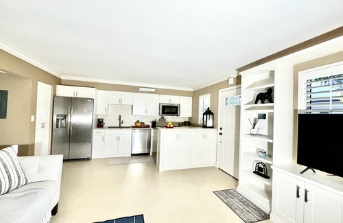 Old Naples Condominio | Downtown "old" Naples, walking distance to beach, restaurants & shops
