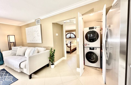 Old Naples Condominio | Downtown "old" Naples, walking distance to beach, restaurants & shops