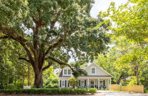 Ocean Springs Casa | Downtown Os Artistic Stay W Fire Pit, Game Room!