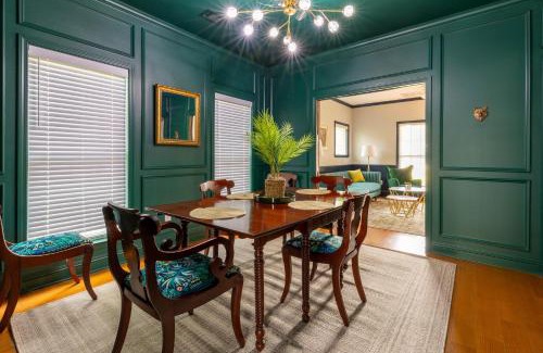 Ocean Springs Casa | Downtown Os Artistic Stay W Fire Pit, Game Room!