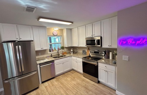 Myrtle Grove Casa | Downtown Pensacola 70's bungalow