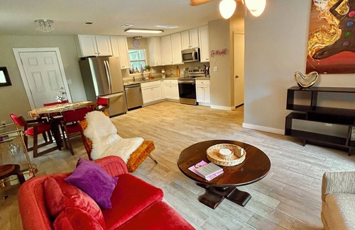 Myrtle Grove Casa | Downtown Pensacola 70's bungalow