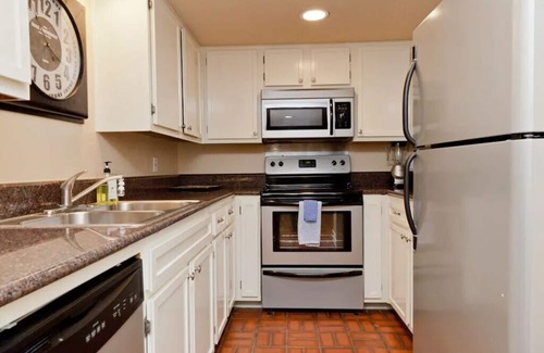 Waller Creek District Condominio | Situado en el centro Downtown Poolside Getaway En La Terminal Ferroviaria condominios en Austin