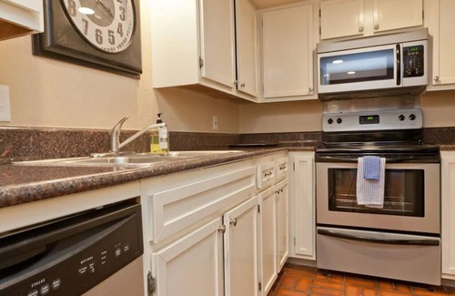 Waller Creek District Condominio | Situado en el centro Downtown Poolside Getaway En La Terminal Ferroviaria condominios en Austin
