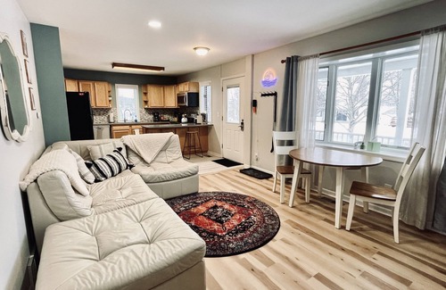 Boyne City Apartamento | Downtown Retreat 10 mins to Boyne Mountain. Pet friendly!