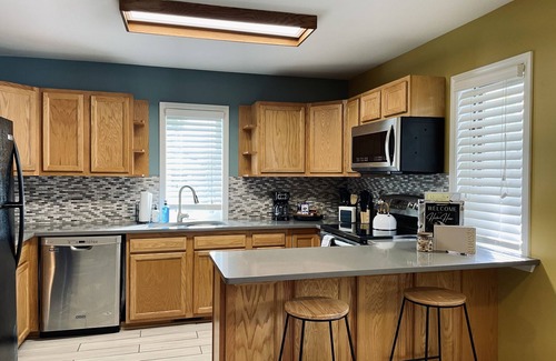Boyne City Apartamento | Downtown Retreat 10 mins to Boyne Mountain. Pet friendly!
