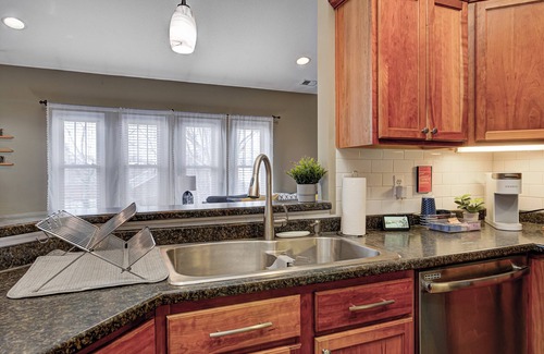 Kennedy King Condominio | Downtown retreat 5mins to Bottleworks and Mass Ave w/ Garage