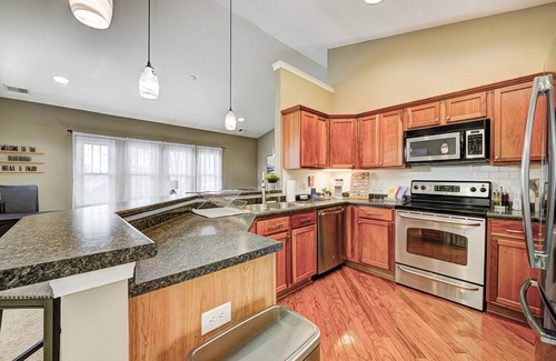 Kennedy King Condominio | Downtown retreat 5mins to Bottleworks and Mass Ave w/ Garage