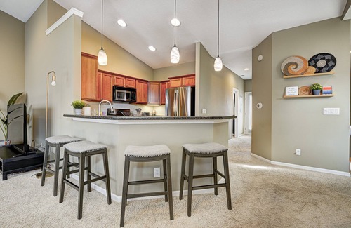 Kennedy King Condominio | Downtown retreat 5mins to Bottleworks and Mass Ave w/ Garage