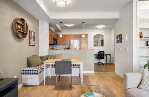 Mission District Condominio | Downtown River Condo: AC, near Saddledome, Free Underground Parking