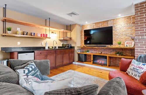 Hallowell Apartamento | Downtown, River Views, Dining, King & Queen beds!