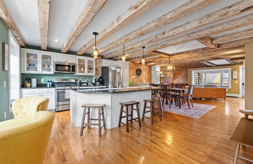 Hallowell Apartamento | Downtown, River Views, Dining, King & Queen beds!
