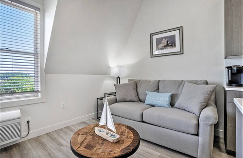 South Haven Condominio | Downtown riverfront condo walkable to dining, shopping & nightlife