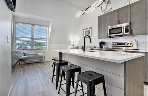South Haven Condominio | Downtown riverfront condo walkable to dining, shopping & nightlife