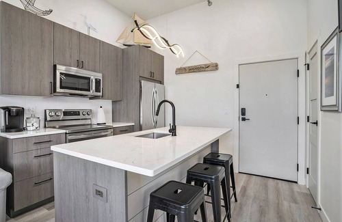 South Haven Condominio | Downtown riverfront condo walkable to dining, shopping & nightlife