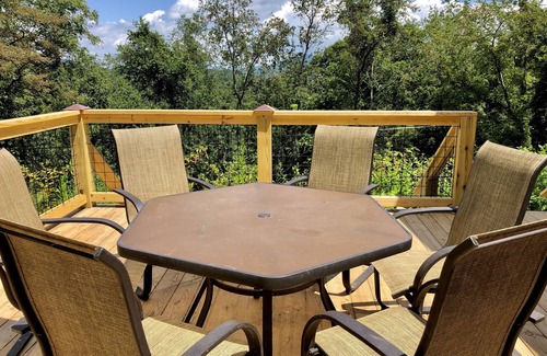 Waynesville Casa | ★ Downtown Rustic Mid-Century Cottage w/ views ★