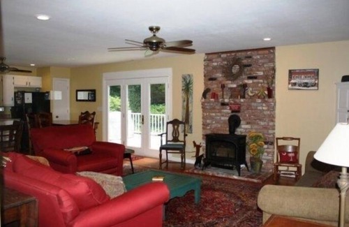 Saluda Casa | ❤️ * Downtown Saluda * ❤️PETS * Large OpenConcept INICIO Y LOTES DE ESTACIONAMIENTO-16 mins 2 TIEC