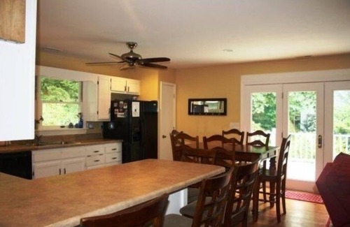 Saluda Casa | ❤️ * Downtown Saluda * ❤️PETS * Large OpenConcept INICIO Y LOTES DE ESTACIONAMIENTO-16 mins 2 TIEC