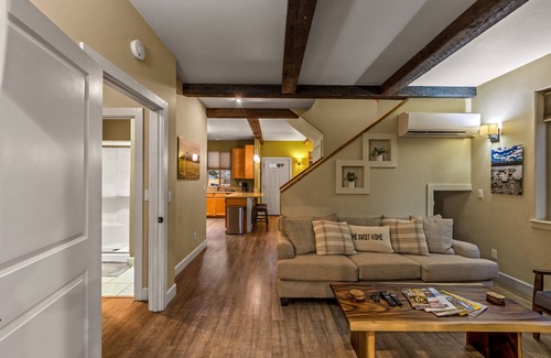 Sisters Casa | Downtown Sisters Modern Home Ideal Location! Dogs!