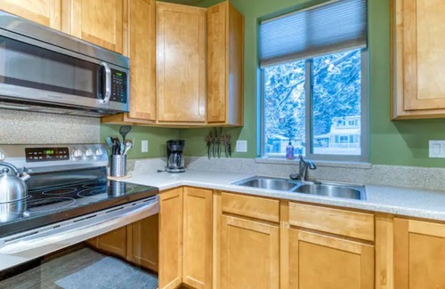 Sisters Casa | Downtown Sisters Modern Home Ideal Location! Dogs!