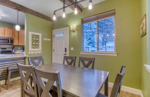 Sisters Casa | Downtown Sisters Modern Home Ideal Location! Dogs!