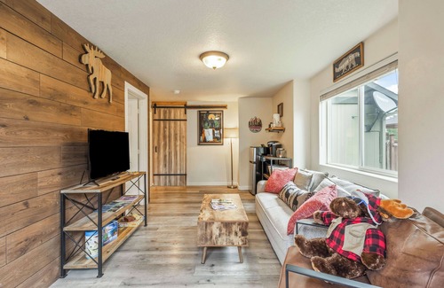 Sisters Casa | Downtown Sisters Suite - HOT TUB - Dog Friendly