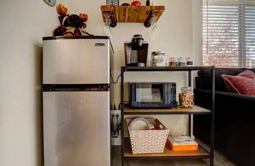 Sisters Casa | Downtown Sisters Suite - HOT TUB - Dog Friendly