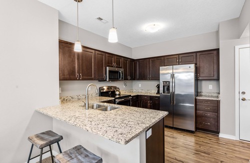 Downtown Des Moines Casa | Downtown Skyline Views in Modern Townhome with Rooftop Patios