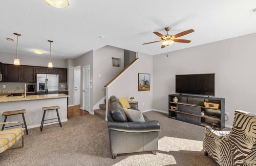 Downtown Des Moines Casa | Downtown Skyline Views in Modern Townhome with Rooftop Patios