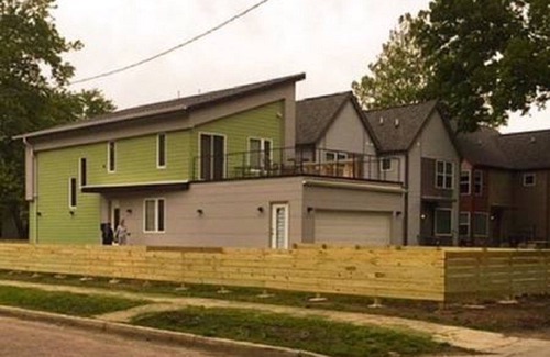 Kennedy King Casa | Centro espacioso, moderno, casa nueva, cubierta grande junto a Monon, cerca de Mass Ave