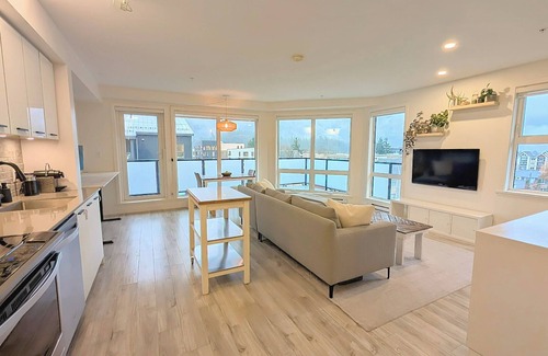 Squamish Condominio | Downtown Squamish Penthouse with Mountain and Ocean Views