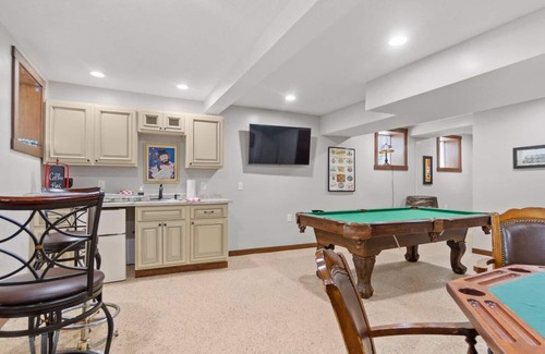 West Central Apartamento | Downtown Studio w/Jacuzzi and Game Room!