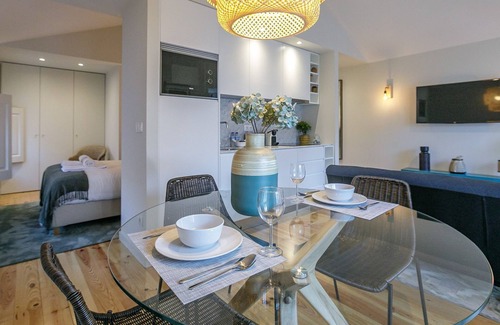 Centro / Baixa Apartamento | Downtown Studio w/Pool, AC & Balcony by LovelyStay