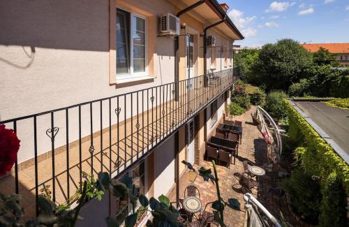 Piestany Apartamento | Downtown Studio with Garden