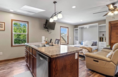 West Central Apartamento | Downtown Studio with Jacuzzi & Game Room