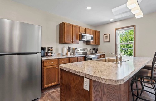West Central Apartamento | Downtown Studio with Jacuzzi & Game Room